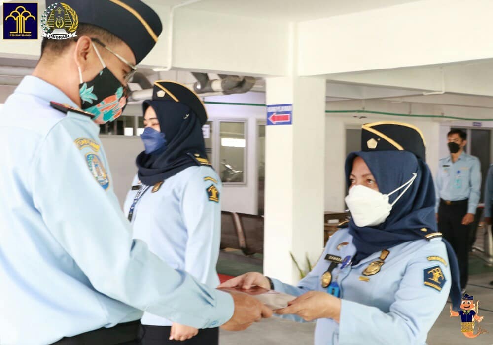 UPACARA PENYEMATAN TANDA KENAIKAN PANGKAT DAN PENYERAHAN SATYA LENCANA 20 TAHUN